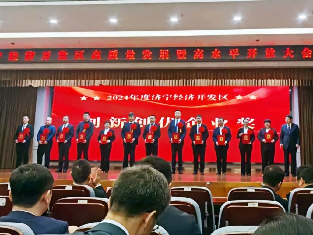 Jiayuan Plastics Technology Wins Two Prestigious Awards, Chairman Dong Longshui Named "Outstanding Entrepreneur in Economic Development"