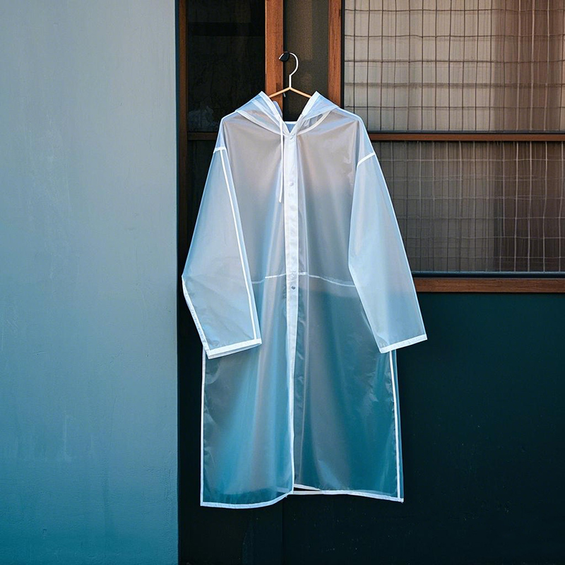 معطف واق من المطر من البلاستيك الشفاف