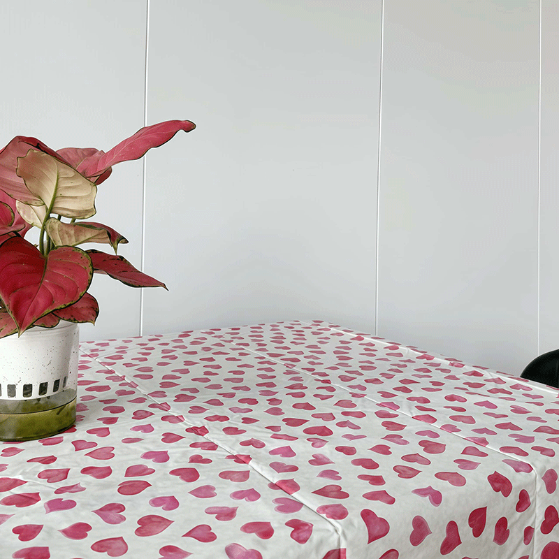 Nappe en vinyle à cœur rouge