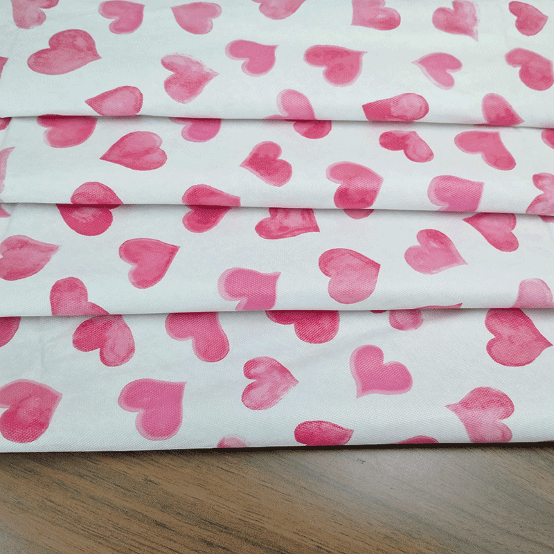 Nappe en vinyle à cœur rouge