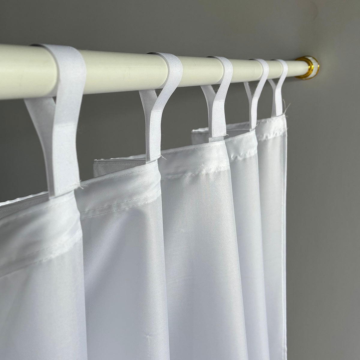 Cortinas de duche sem ganchos vs. com ganchos