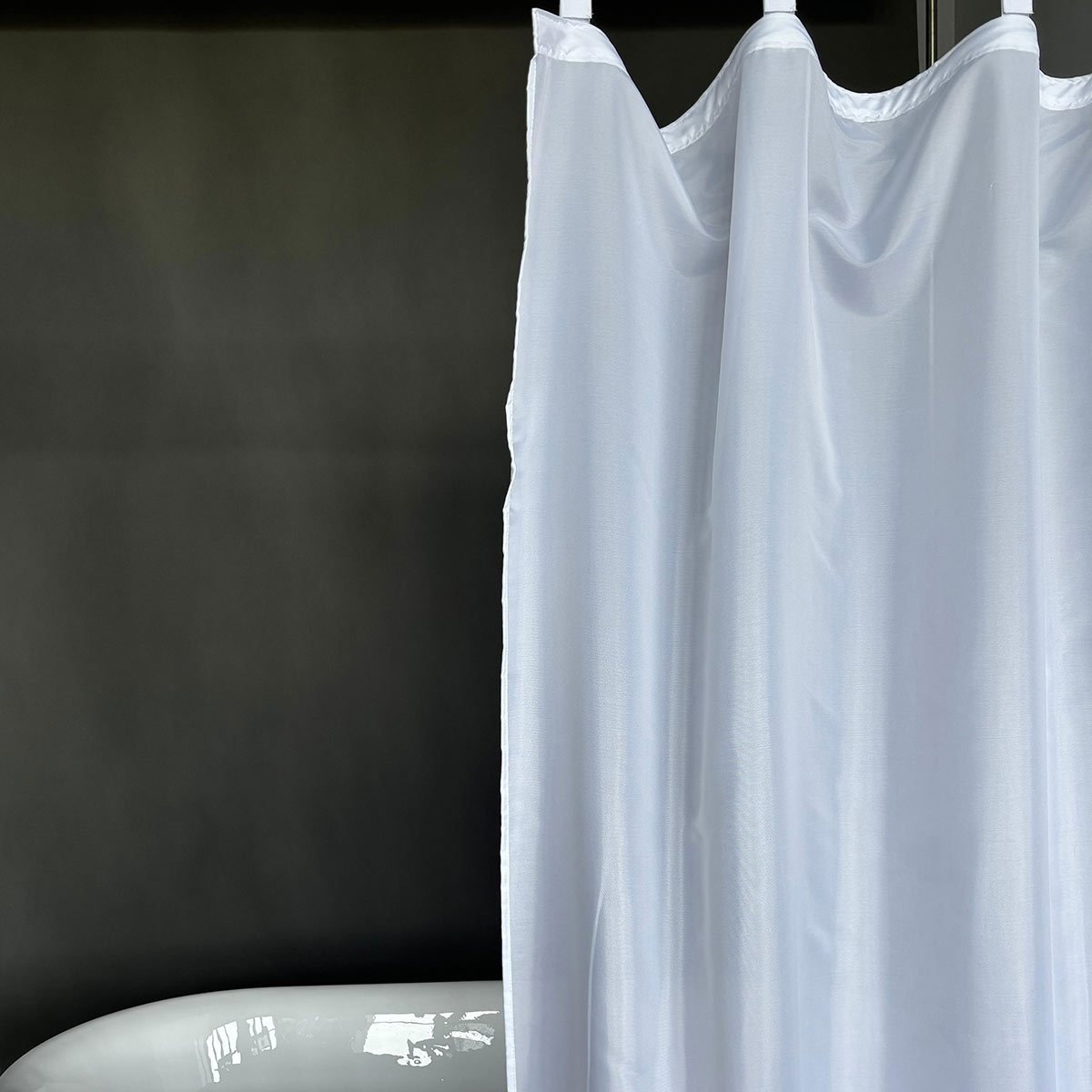 Minimalistischer weißer Duschvorhang