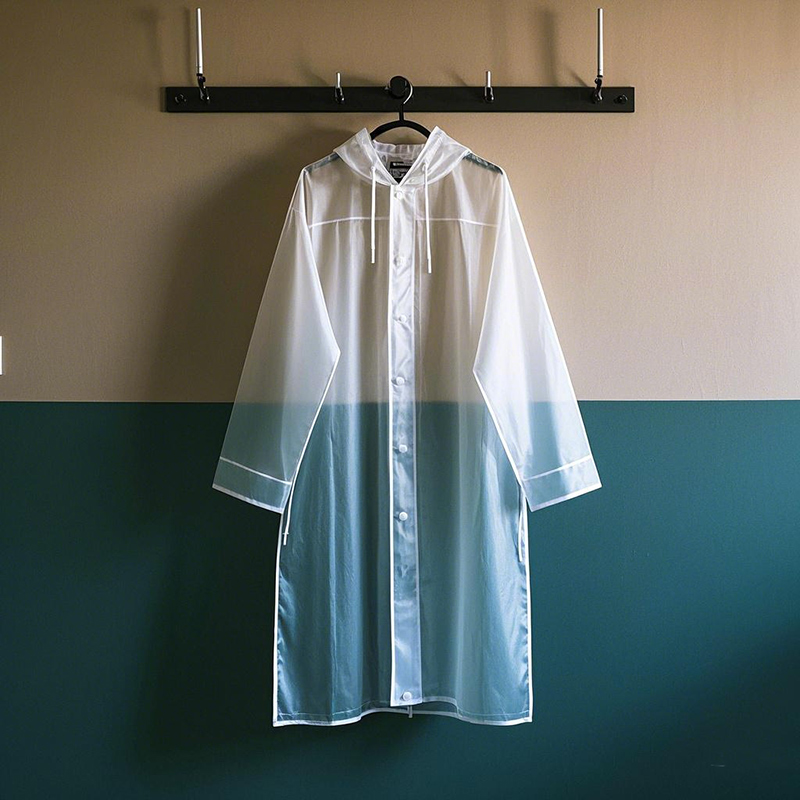 معطف واق من المطر من البلاستيك الشفاف