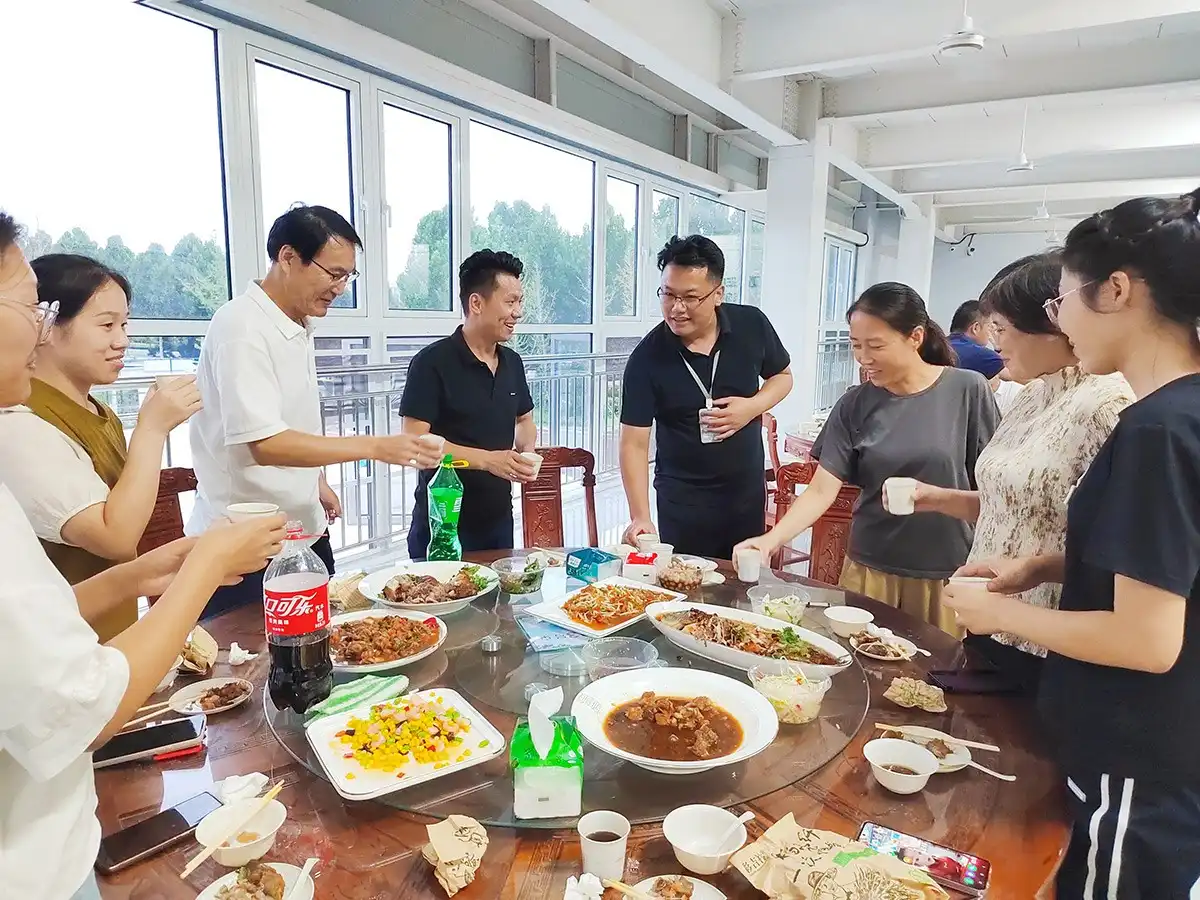 Jantar da equipe no meio do outono