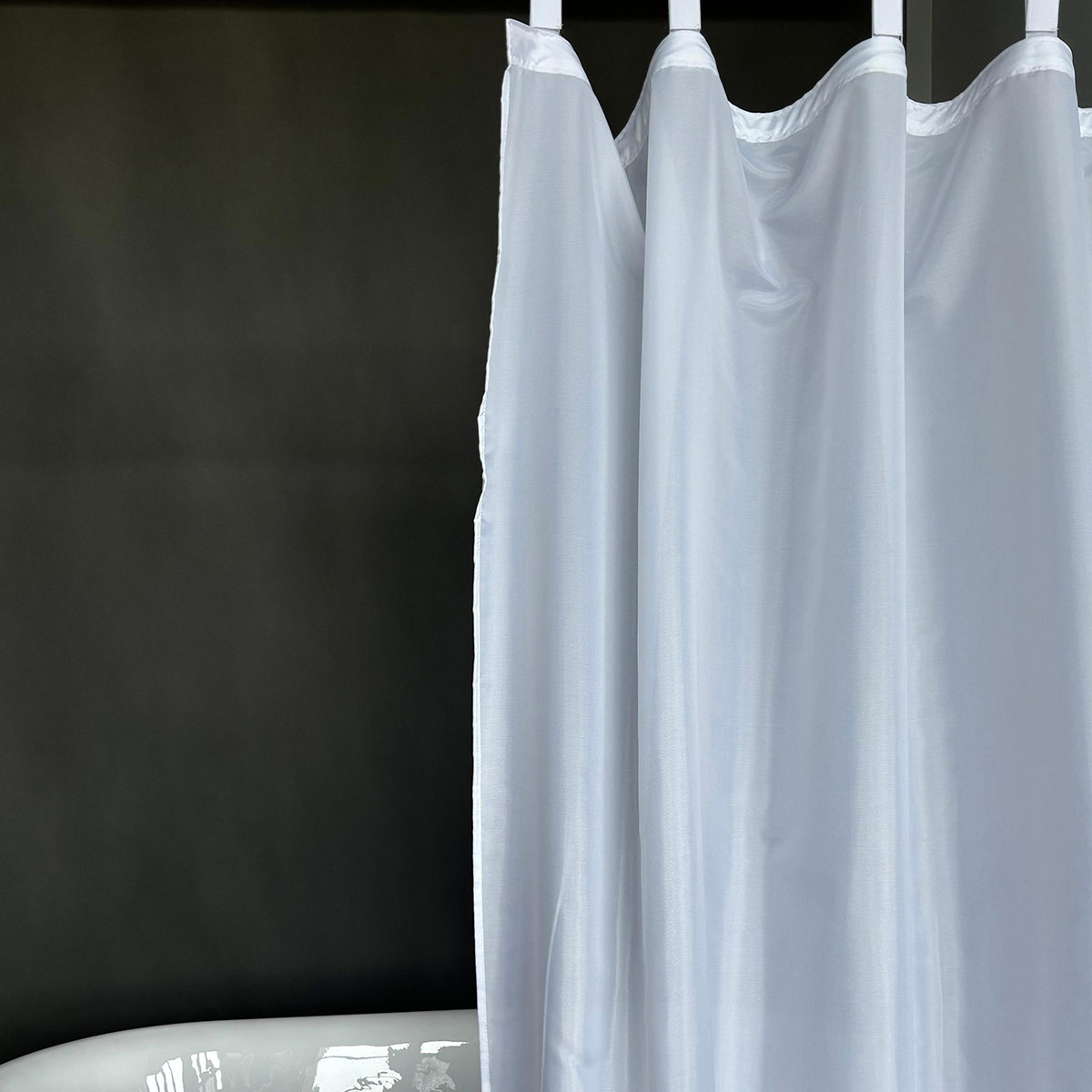 Cortinas de duche sem ganchos vs. com ganchos