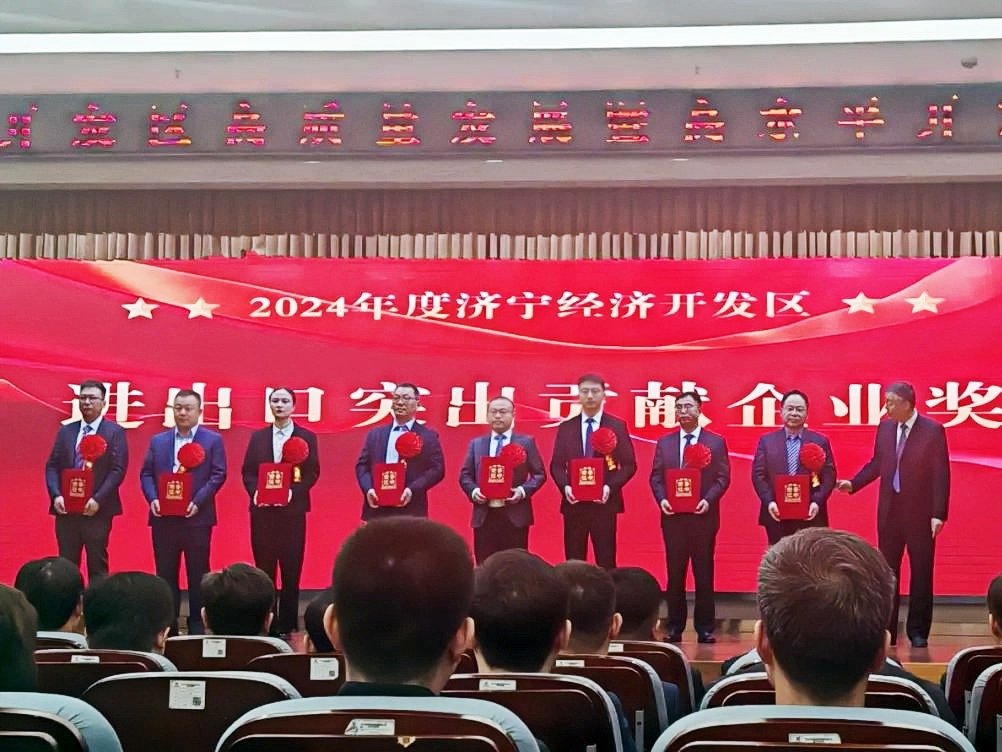 Jiayuan Plastics Technology Wins Two Prestigious Awards, Chairman Dong Longshui Named "Outstanding Entrepreneur in Economic Development"