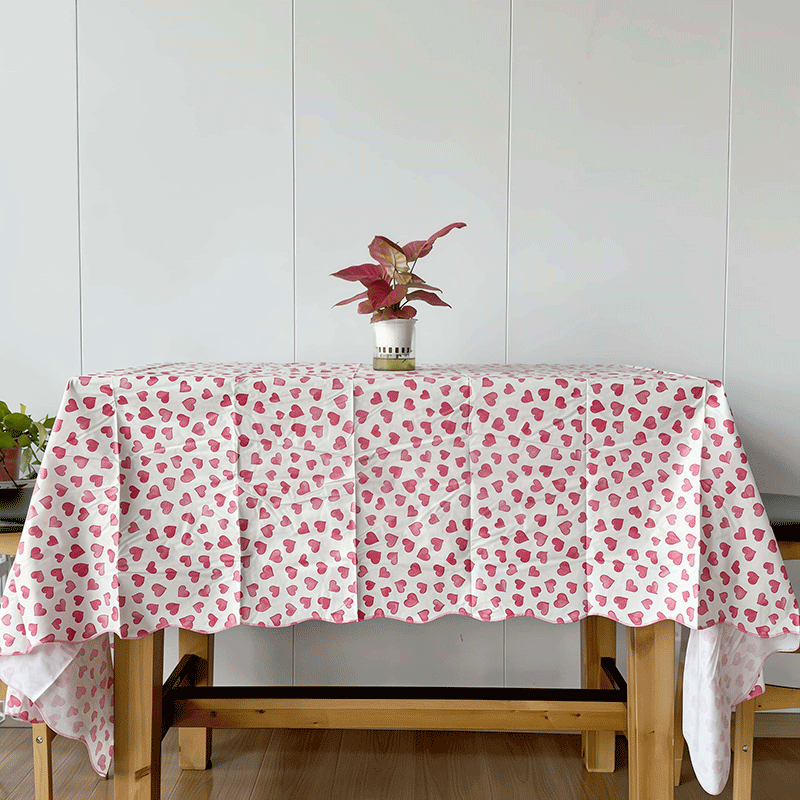 Nappe en vinyle à cœur rouge