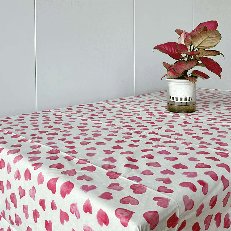 Nappe en vinyle à cœur rouge