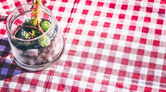 The Benefits of Waterproof Tablecloths for Outdoor Dining