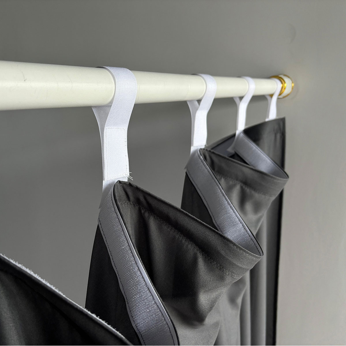 Cortinas de duche sem ganchos vs. com ganchos