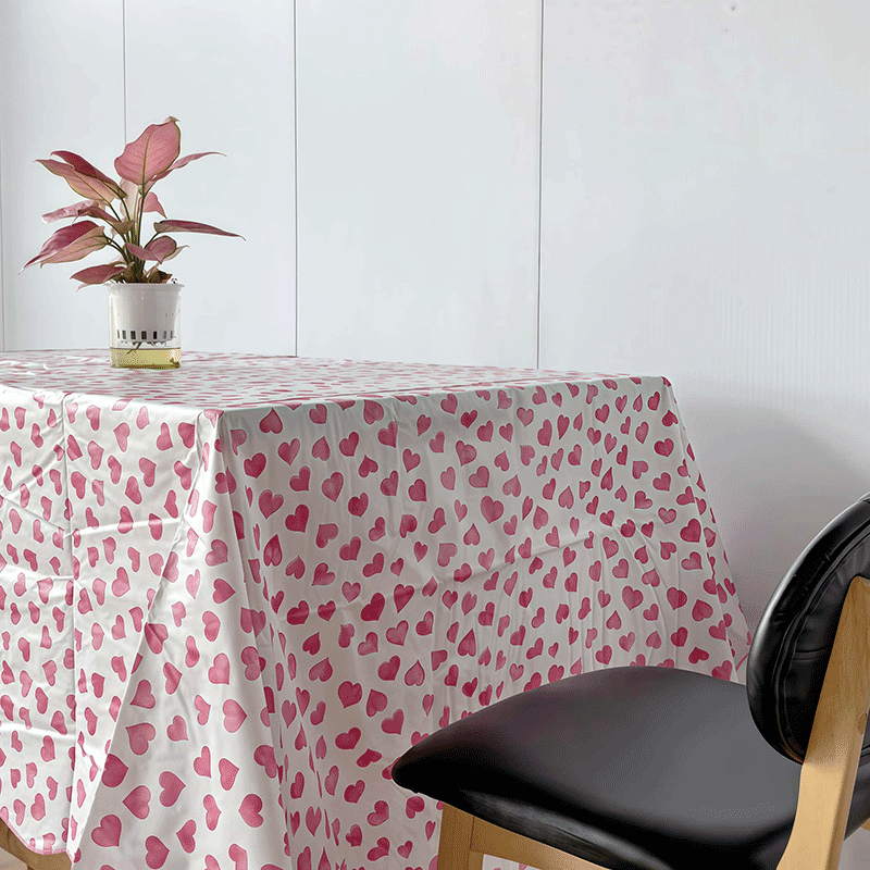 Nappe en vinyle à cœur rouge