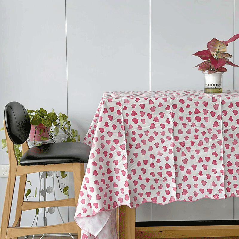 Nappe en vinyle à cœur rouge