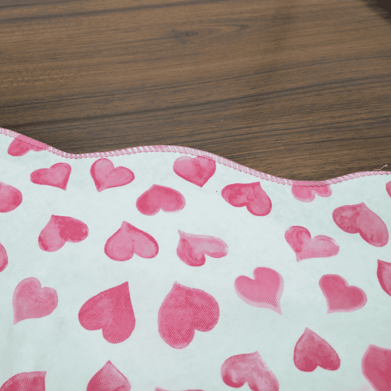 Nappe en vinyle à cœur rouge