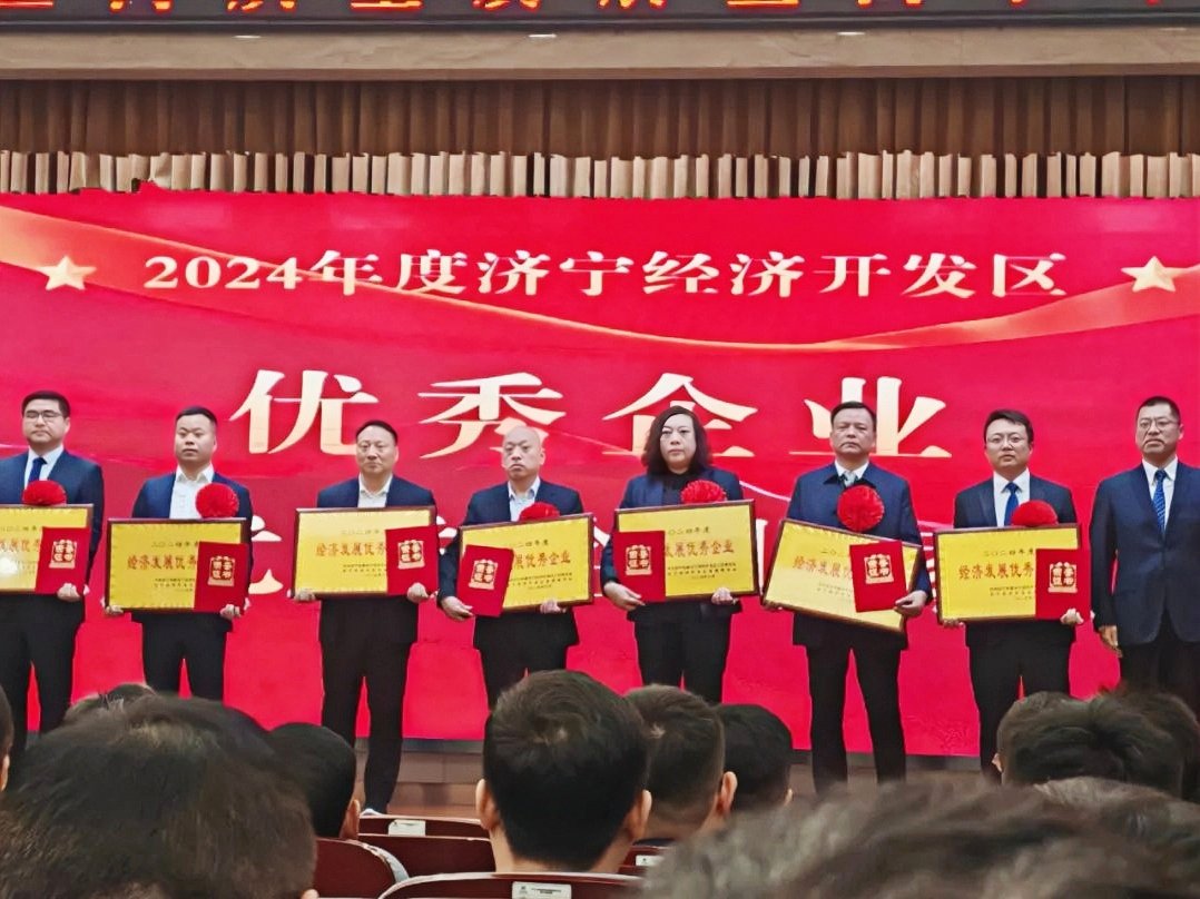 Jiayuan Plastics Technology Wins Two Prestigious Awards, Chairman Dong Longshui Named "Outstanding Entrepreneur in Economic Development"